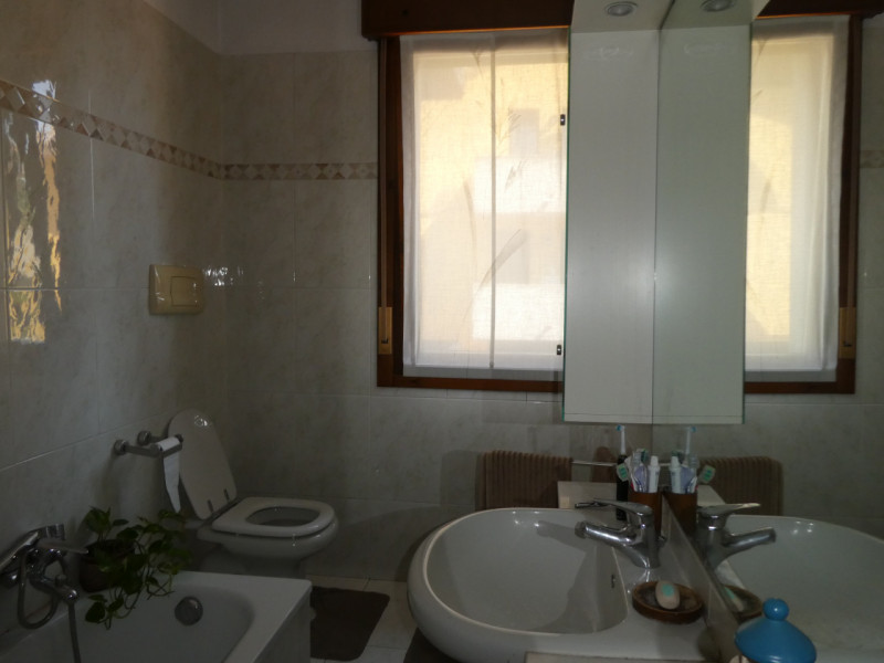 vendesi porzione di casa che si sviluppa su 2 piani , terra e Primo, costruzione del 1998 e poi e...