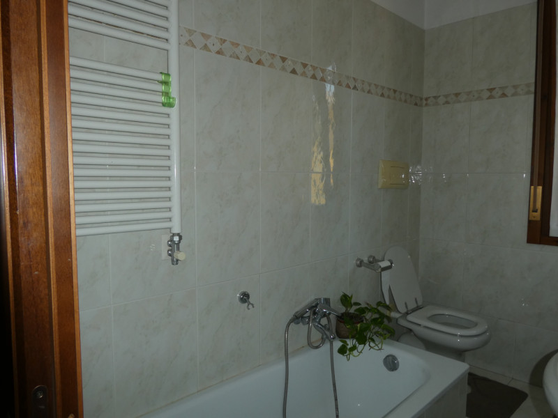 vendesi porzione di casa che si sviluppa su 2 piani , terra e Primo, costruzione del 1998 e poi e...