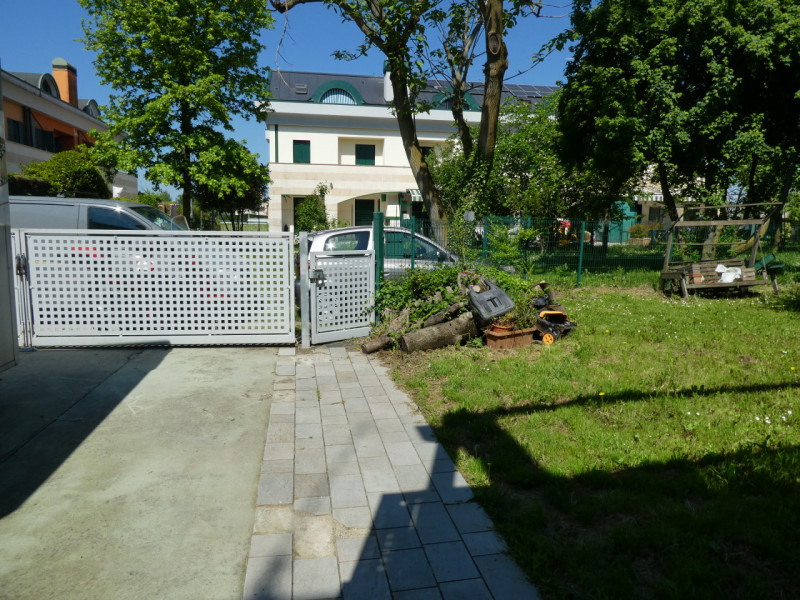 vendesi porzione di casa che si sviluppa su 2 piani , terra e Primo, costruzione del 1998 e poi e...