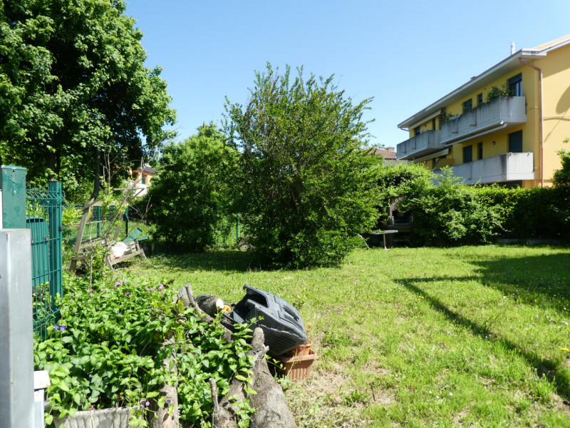 vendesi porzione di casa che si sviluppa su 2 piani , terra e Primo, costruzione del 1998 e poi e...