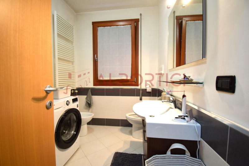 CAMPOLONGO MAGGIORE - APPARTAMENTO ARREDATO al piano terra con ingresso e giardino totalmente ind...