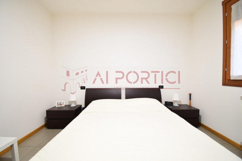 CAMPOLONGO MAGGIORE - APPARTAMENTO ARREDATO al piano terra con ingresso e giardino totalmente ind...