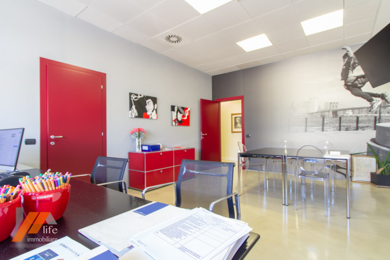 Proponiamo in vendita locale artigianale, locato ad uso ufficio posto al primo piano di palazzina...