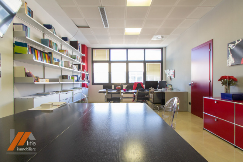 Proponiamo in vendita locale artigianale, locato ad uso ufficio posto al primo piano di palazzina...