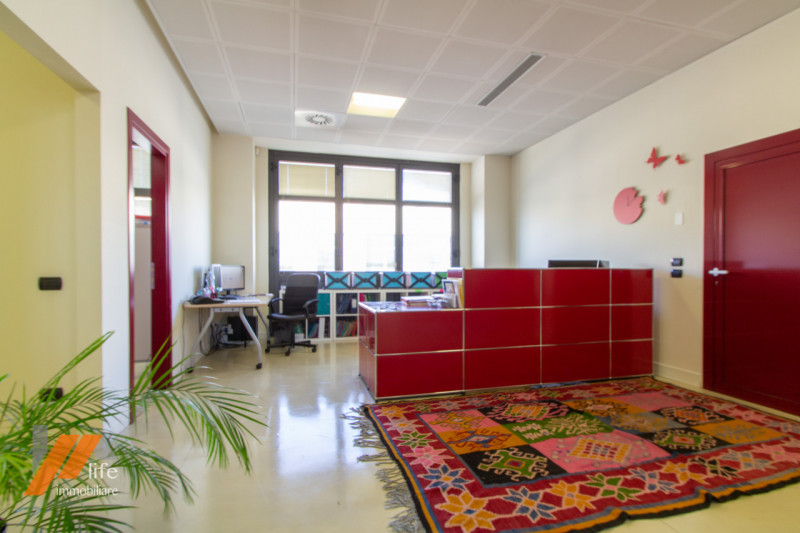 Proponiamo in vendita locale artigianale, locato ad uso ufficio posto al primo piano di palazzina...