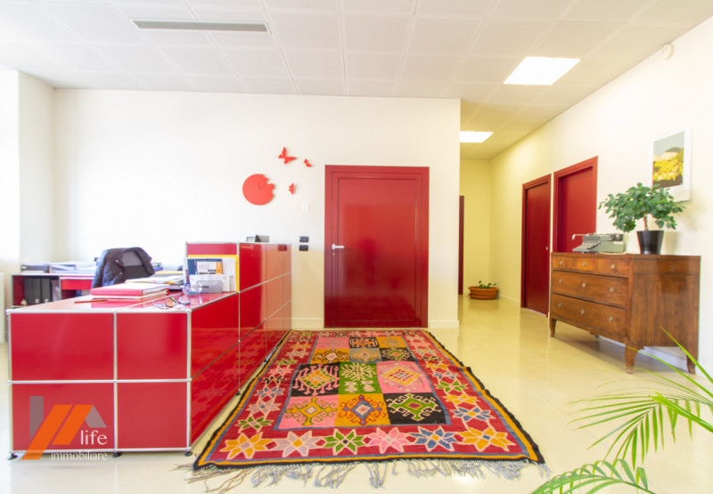 Proponiamo in vendita locale artigianale, locato ad uso ufficio posto al primo piano di palazzina...