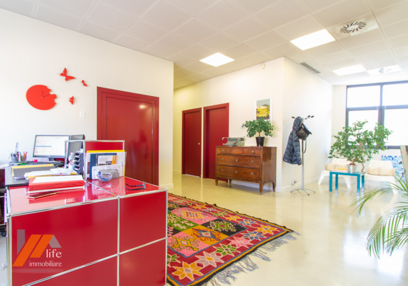 Proponiamo in vendita locale artigianale, locato ad uso ufficio posto al primo piano di palazzina...