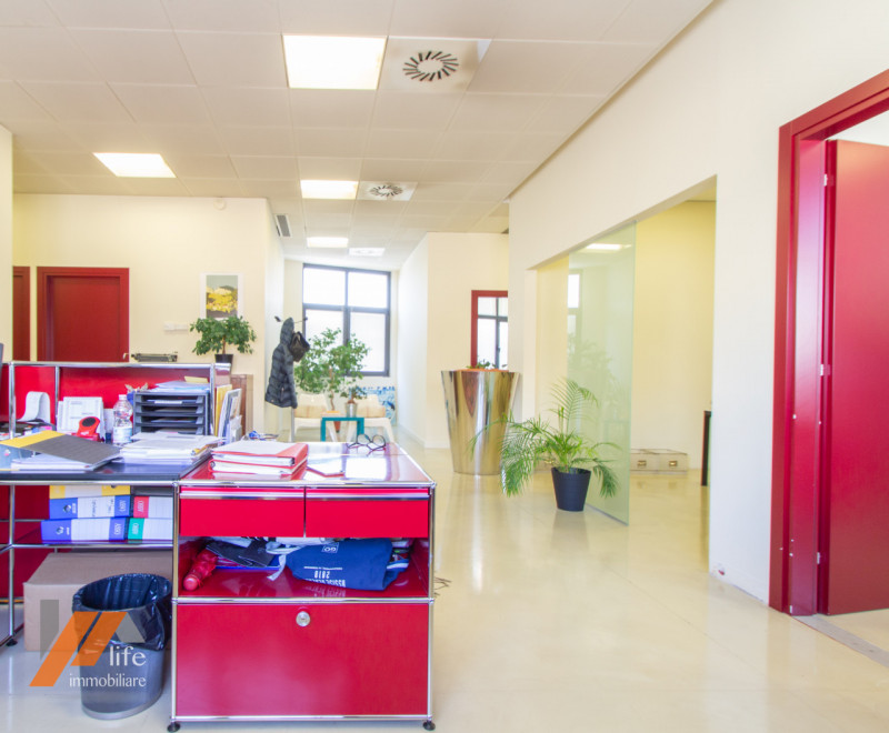 Proponiamo in vendita locale artigianale, locato ad uso ufficio posto al primo piano di palazzina...