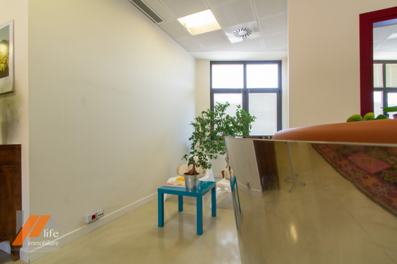 Proponiamo in vendita locale artigianale, locato ad uso ufficio posto al primo piano di palazzina...