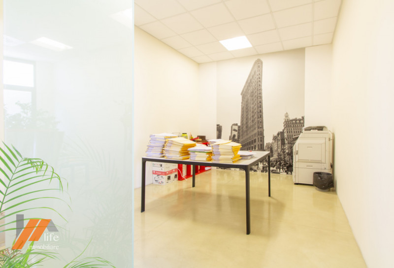 Proponiamo in vendita locale artigianale, locato ad uso ufficio posto al primo piano di palazzina...