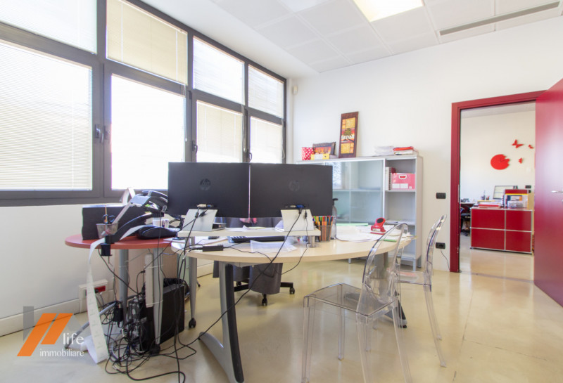 Proponiamo in vendita locale artigianale, locato ad uso ufficio posto al primo piano di palazzina...