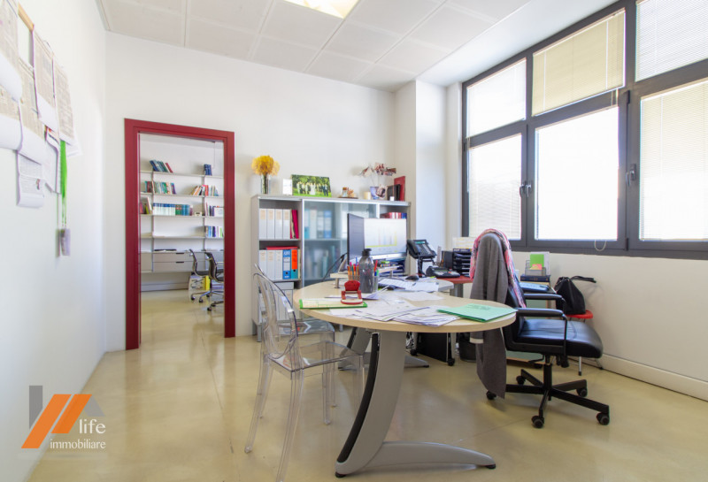 Proponiamo in vendita locale artigianale, locato ad uso ufficio posto al primo piano di palazzina...