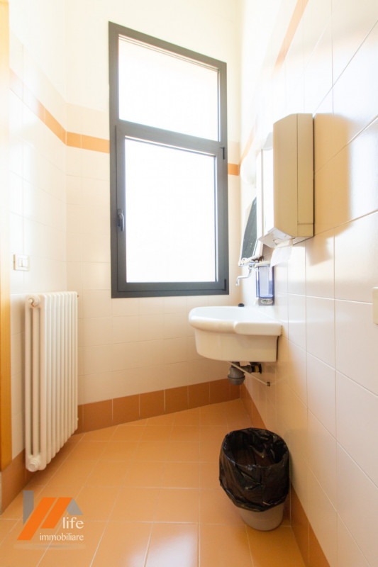 Proponiamo in vendita locale artigianale, locato ad uso ufficio posto al primo piano di palazzina...