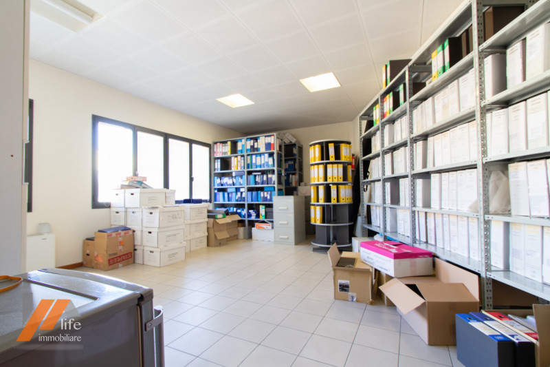 Proponiamo in vendita locale artigianale, locato ad uso ufficio posto al primo piano di palazzina...
