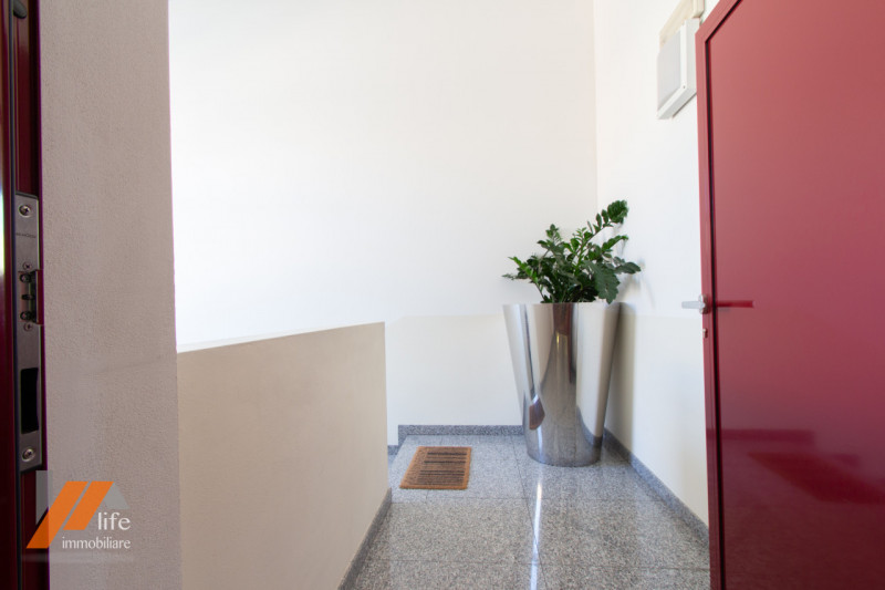 Proponiamo in vendita locale artigianale, locato ad uso ufficio posto al primo piano di palazzina...