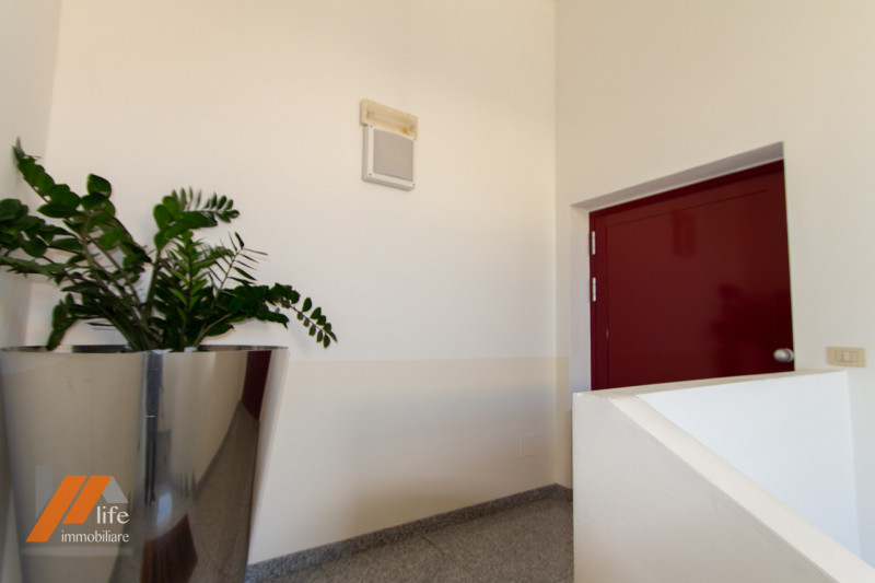 Proponiamo in vendita locale artigianale, locato ad uso ufficio posto al primo piano di palazzina...