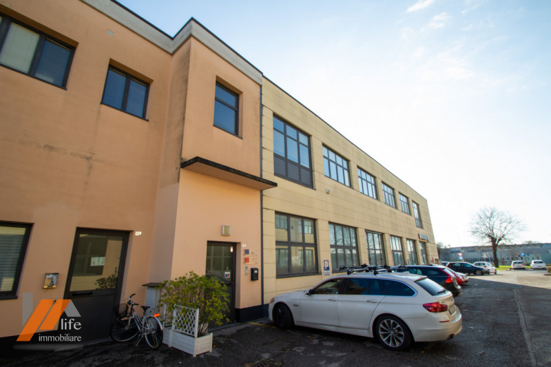 Proponiamo in vendita locale artigianale, locato ad uso ufficio posto al primo piano di palazzina...