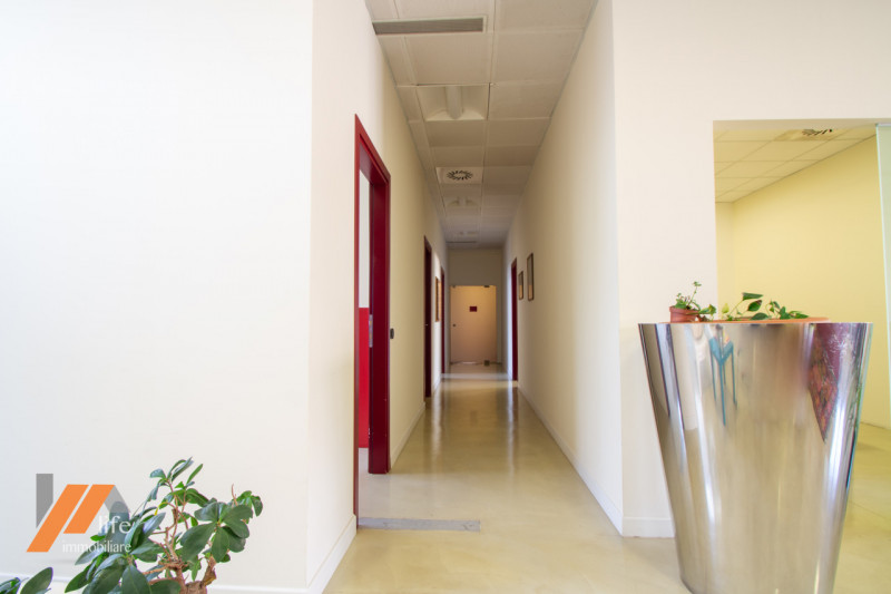 Proponiamo in vendita locale artigianale, locato ad uso ufficio posto al primo piano di palazzina...