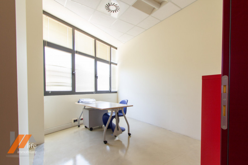 Proponiamo in vendita locale artigianale, locato ad uso ufficio posto al primo piano di palazzina...