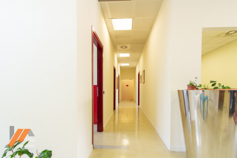 Proponiamo in vendita locale artigianale, locato ad uso ufficio posto al primo piano di palazzina...