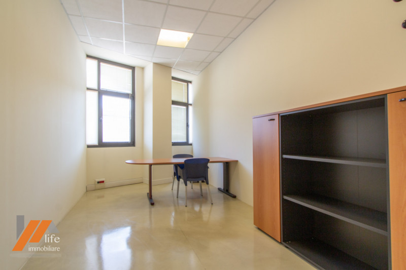Proponiamo in vendita locale artigianale, locato ad uso ufficio posto al primo piano di palazzina...