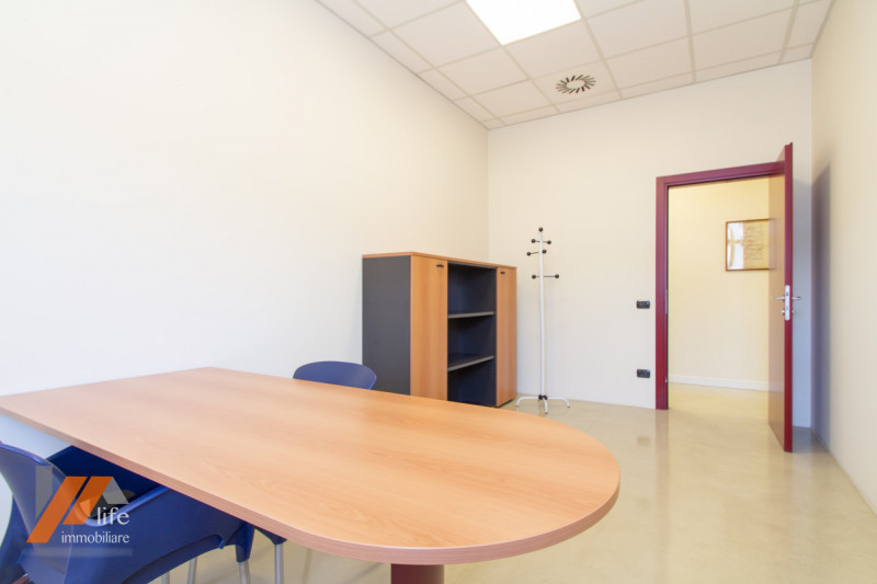 Proponiamo in vendita locale artigianale, locato ad uso ufficio posto al primo piano di palazzina...