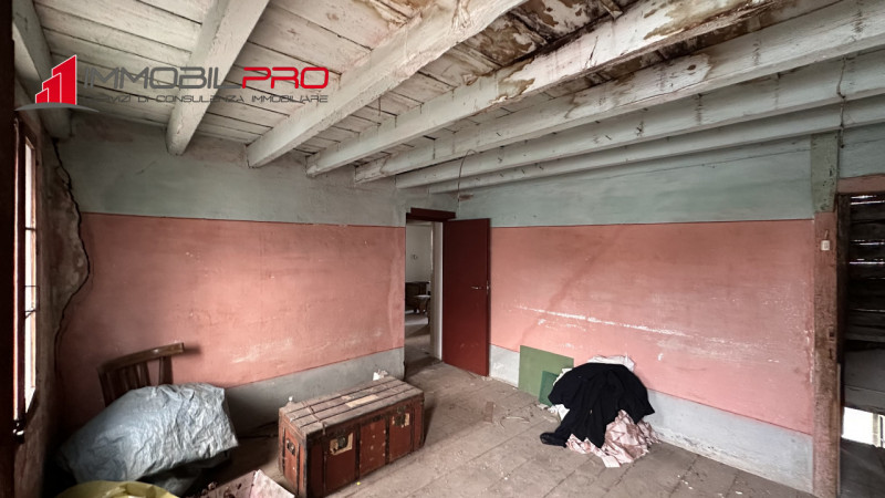 Proponiamo in vendita un'interessante soluzione immobiliare composta da più unità abitative, gara...