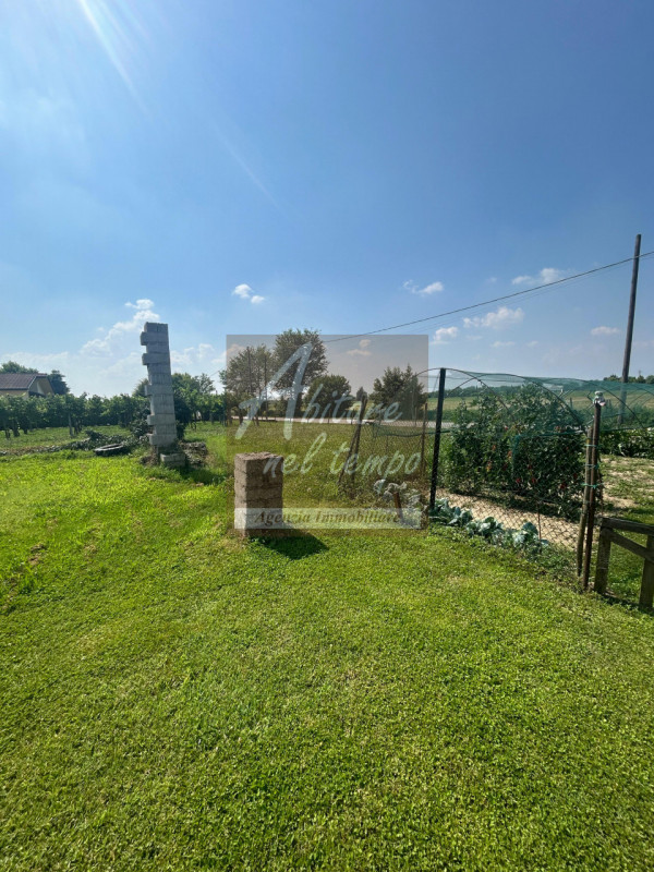 PIZZOLA SUL BRENTA (PD) - LOCALITA' PRESINA

Proponiamo in vendita in un lotto di mq. 3.500 una c...