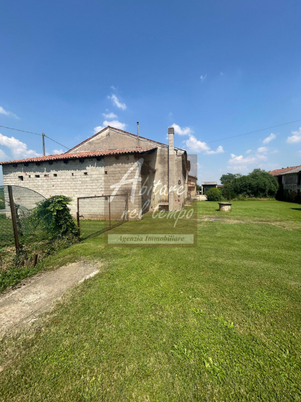 PIZZOLA SUL BRENTA (PD) - LOCALITA' PRESINA

Proponiamo in vendita in un lotto di mq. 3.500 una c...