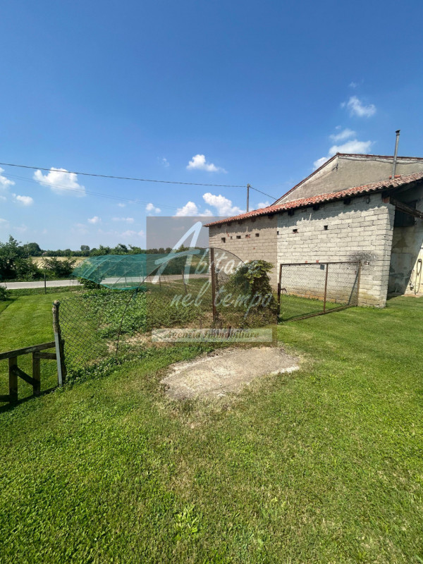 PIZZOLA SUL BRENTA (PD) - LOCALITA' PRESINA

Proponiamo in vendita in un lotto di mq. 3.500 una c...