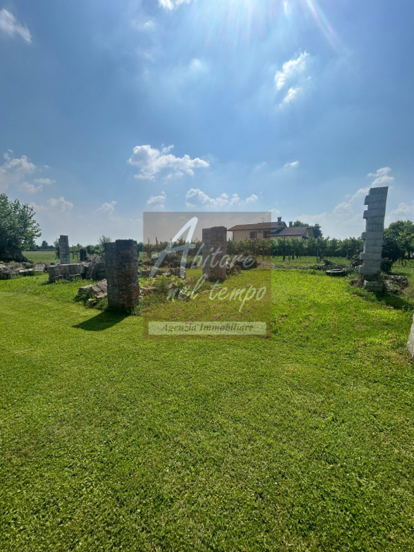 PIZZOLA SUL BRENTA (PD) - LOCALITA' PRESINA

Proponiamo in vendita in un lotto di mq. 3.500 una c...