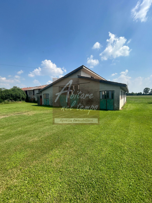 PIZZOLA SUL BRENTA (PD) - LOCALITA' PRESINA

Proponiamo in vendita in un lotto di mq. 3.500 una c...