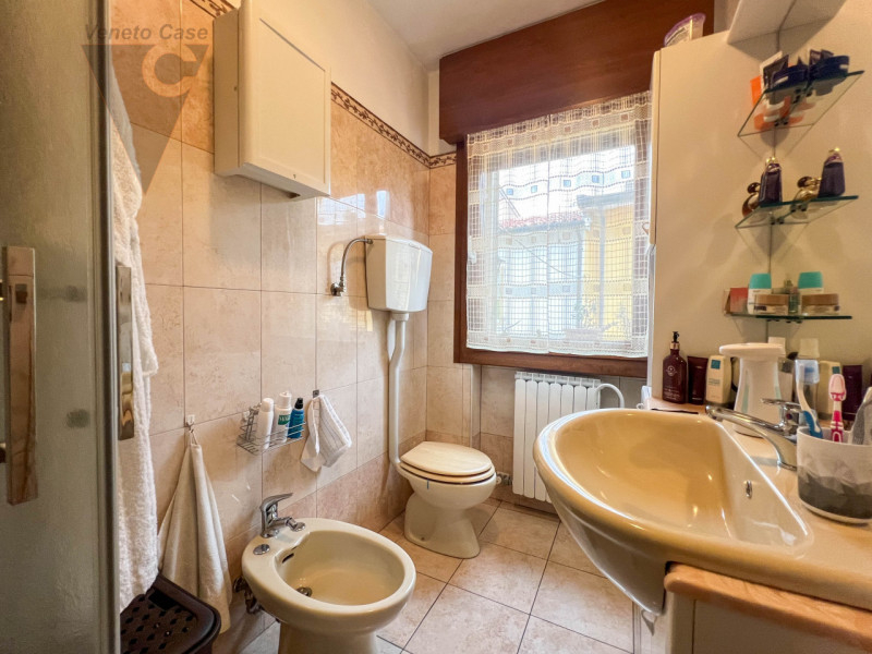 Nel centro storico di Adria, proponiamo in vendita un appartamento situato al primo piano di una ...