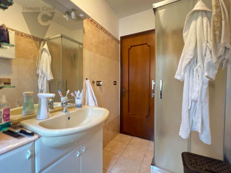 Nel centro storico di Adria, proponiamo in vendita un appartamento situato al primo piano di una ...