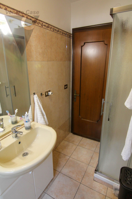 Nel centro storico di Adria, proponiamo in vendita un appartamento situato al primo piano di una ...