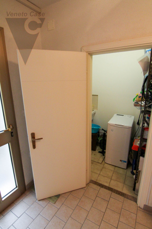 Nel centro storico di Adria, proponiamo in vendita un appartamento situato al primo piano di una ...