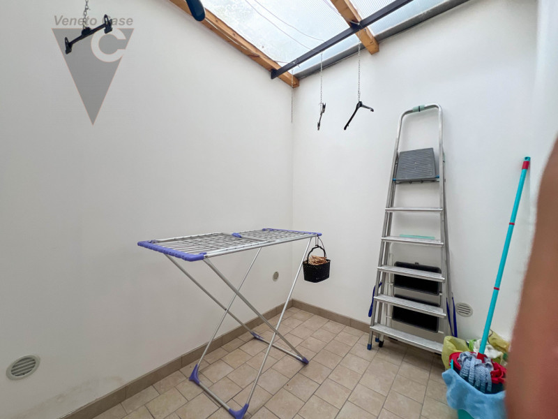 Nel centro storico di Adria, proponiamo in vendita un appartamento situato al primo piano di una ...