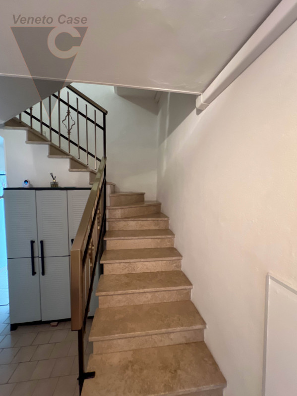 Nel centro storico di Adria, proponiamo in vendita un appartamento situato al primo piano di una ...