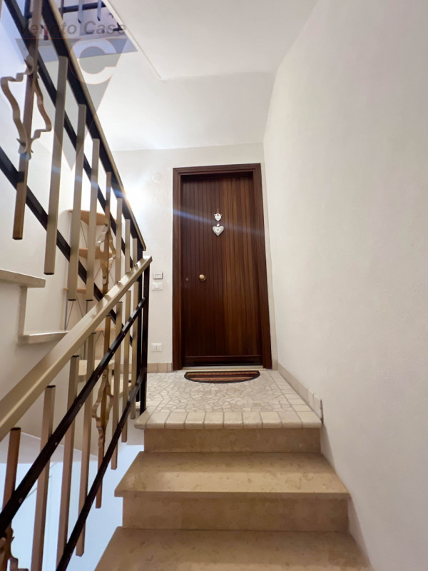 Nel centro storico di Adria, proponiamo in vendita un appartamento situato al primo piano di una ...