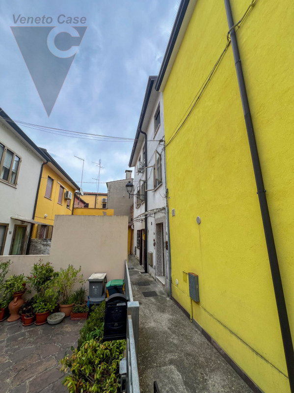 Nel centro storico di Adria, proponiamo in vendita un appartamento situato al primo piano di una ...