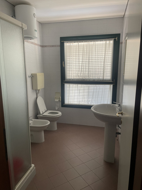 Situato nella tranquilla e strategica zona di San Giacomo di Veglia, questo capannone da 800 mq r...