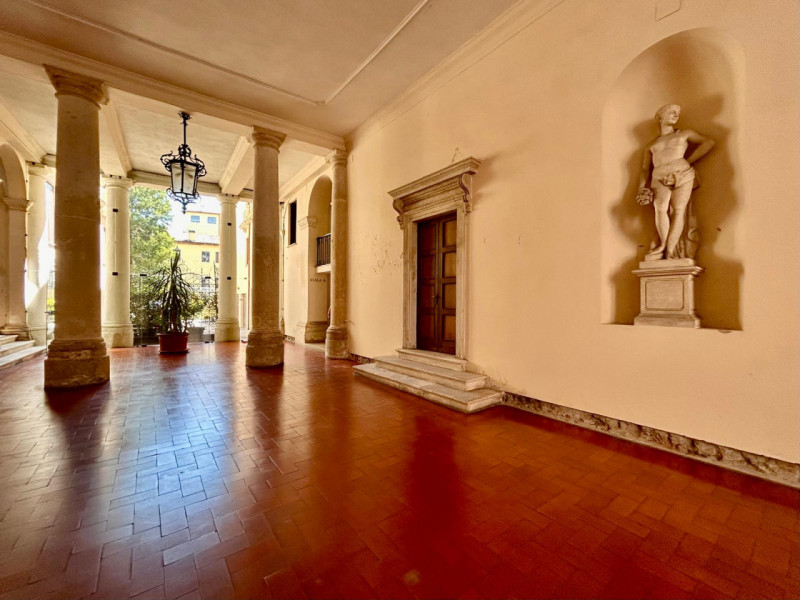 Vivere la storia con comfort moderno: la tua nuova casa nel cuore del '700!

Immagina di svegliar...