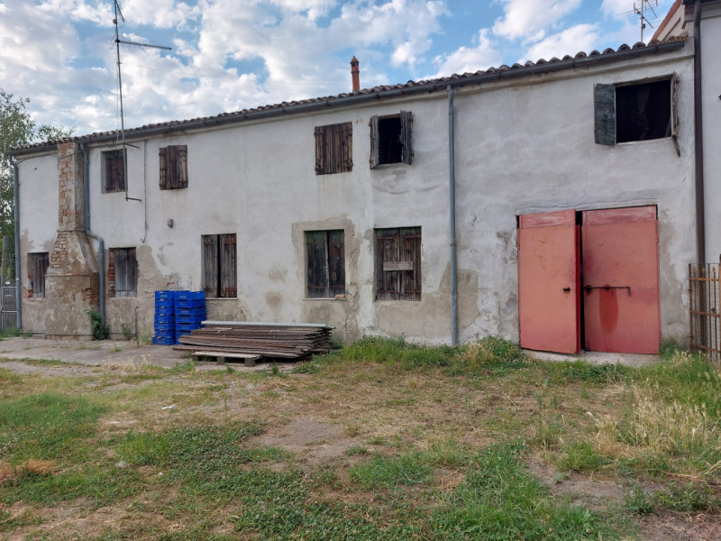Rustico accostato situato nel comune di Castelbaldo, con ben 200 mq di superficie da sfruttare, q...