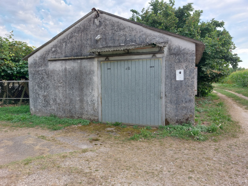 Rustico accostato situato nel comune di Castelbaldo, con ben 200 mq di superficie da sfruttare, q...