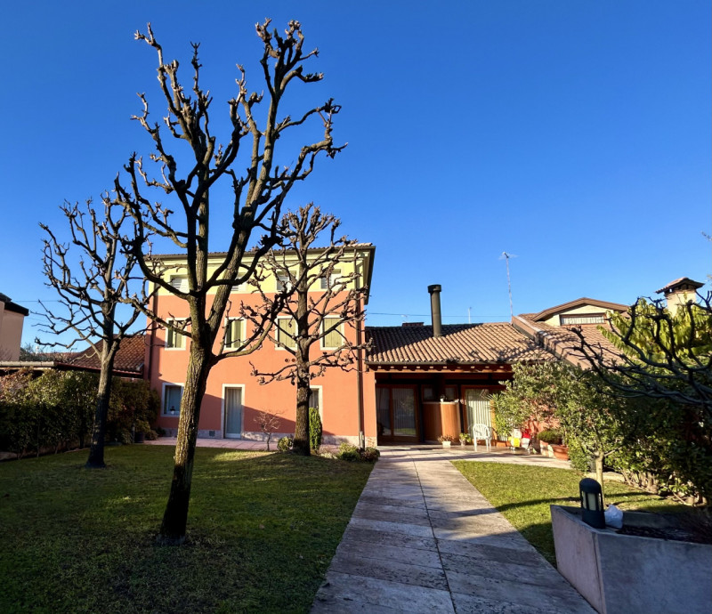 In zona centrale a Galliera Veneta, proponiamo in vendita un'abitazione indipendente completament...