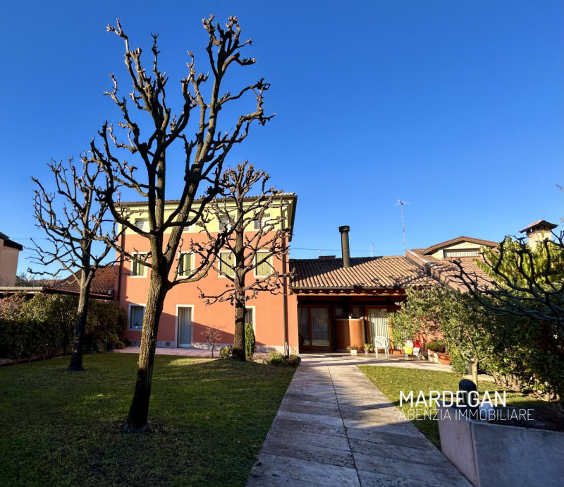 NOSTRA ESCLUSIVA! In zona centrale a Galliera Veneta, proponiamo in vendita un'abitazione indipen...