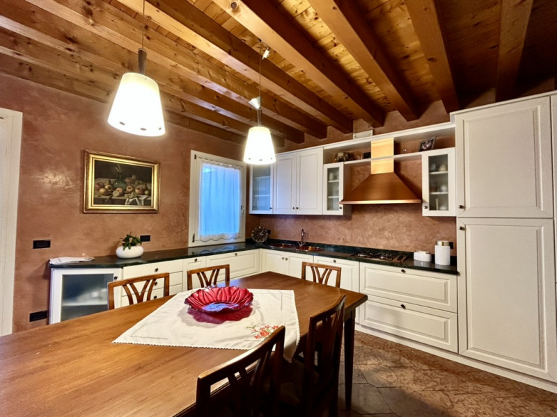 In zona centrale a Galliera Veneta, proponiamo in vendita un'abitazione indipendente completament...