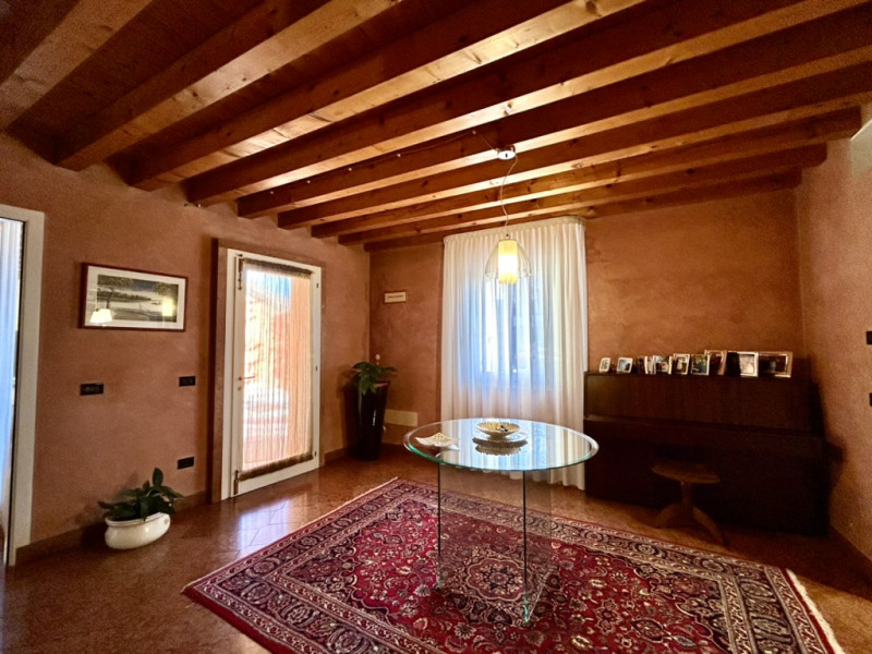 In zona centrale a Galliera Veneta, proponiamo in vendita un'abitazione indipendente completament...