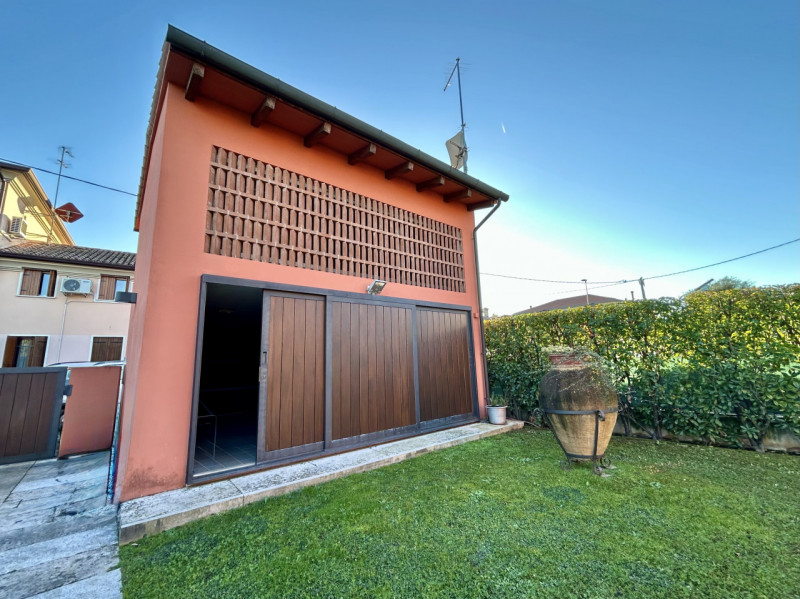 In zona centrale a Galliera Veneta, proponiamo in vendita un'abitazione indipendente completament...