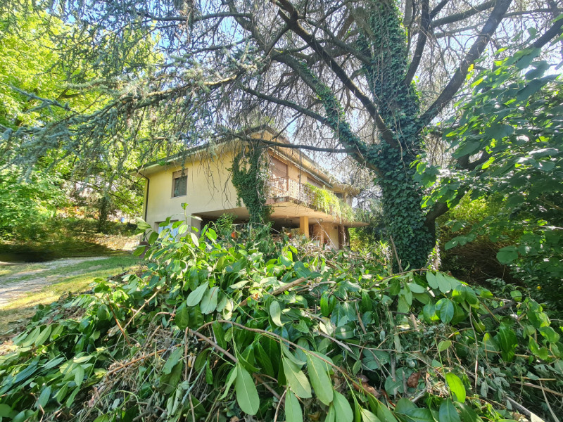 Nel cuore dei Colli Euganei, a pochi passi dal centro storico di Teolo, proponiamo in vendita un’...